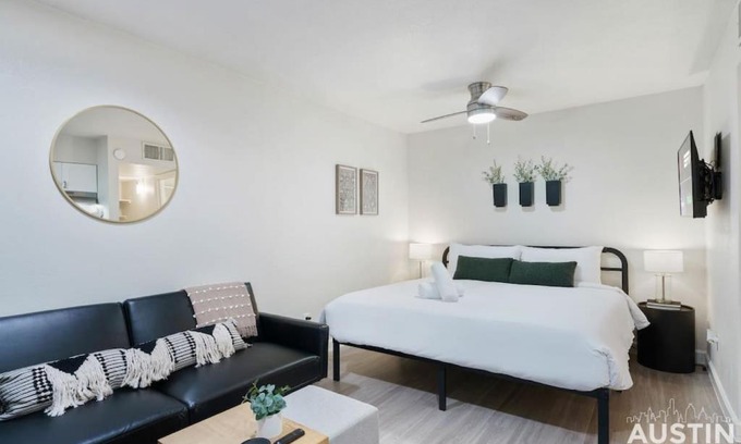 Hyde Park Apartment | Cozy Newly Renovated King Sofa Bed and Smart TV