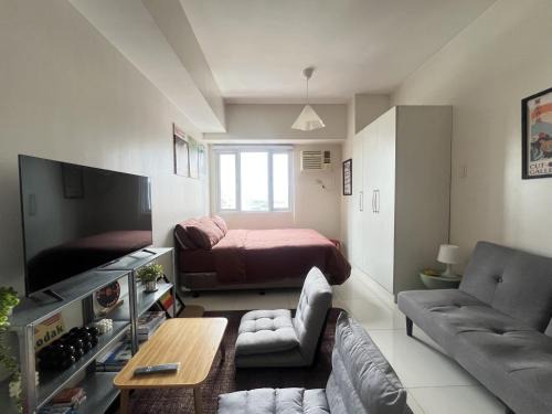Valencia Apartment | Cozy Nook l Accessible LRT QC l Wifi & Netflix