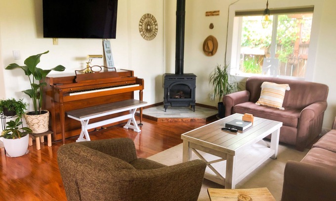 Monroe House | Cozy NW inspired home. Walking distance to parks, food, coffee shops, breweries!