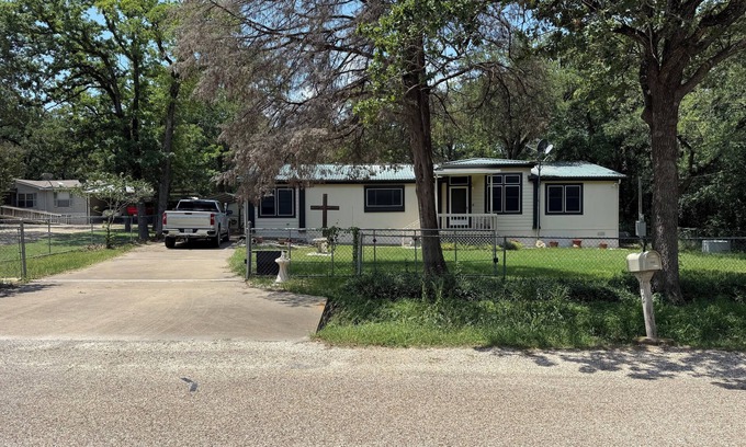 Elm Mott House | Cozy! Oak Grove Home - Close to I-35