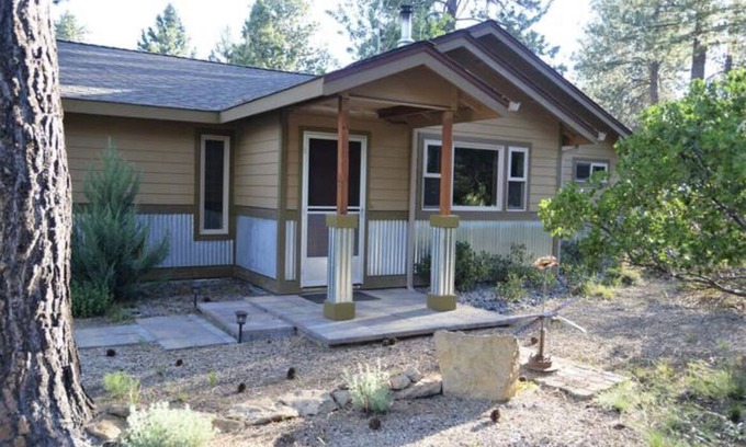Deschutes River Woods House | Cozy Oasis on 1 acre in BEND