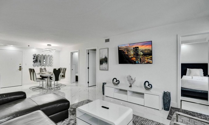 La Gorce Apartment | Cozy Ocean View Condo/Beach Service & Pool/808