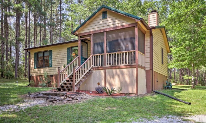 Pine Mountain House | Cozy Pine Mountain Cabin with Screened Porch and Yard!