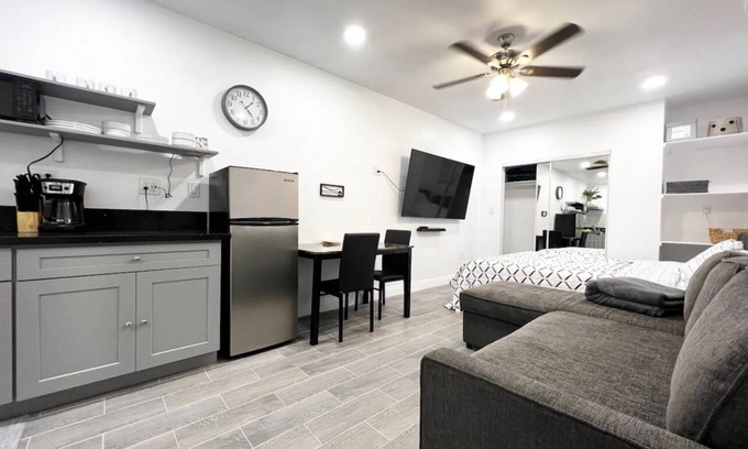 Quartz Hill Apartment | Cozy Private Studio