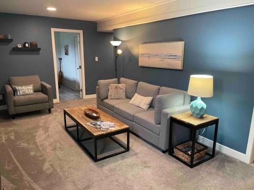 Hope Apartment | Cozy Private Suite with HOT TUB fire pit and AC!
