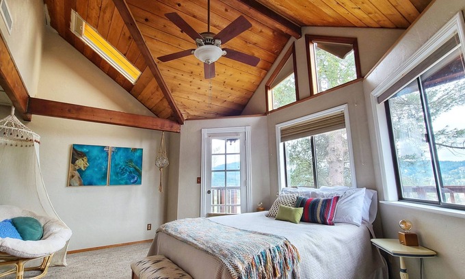 Southeast Eugene House | Cozy & Quiet 2 bdrm private Treehouse getaway with Amazing Views minutes from UO