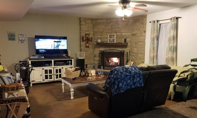 Tyler House | Cozy quiet 3 bdrm 2 bth 2 fireplaces, fenced yard minutes from everything