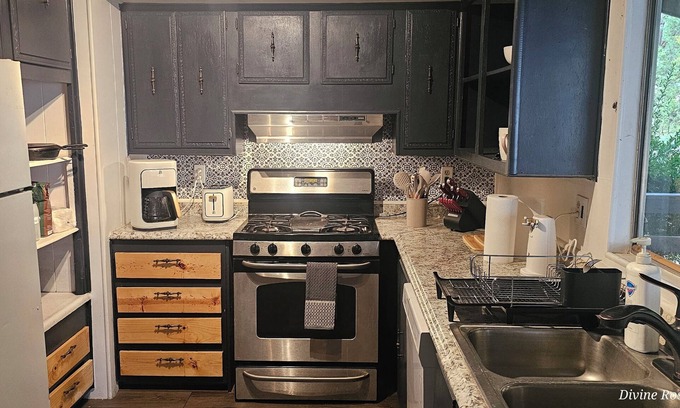 Brownsville House | Cozy Ranch Mountain Getaway Close to Lakes & Pet friendly!