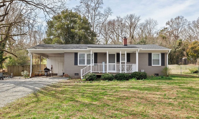 Raleigh House | Cozy Ranch 15 Min to Raleigh Downtown and 15 to Fuquay-Varina Downtown