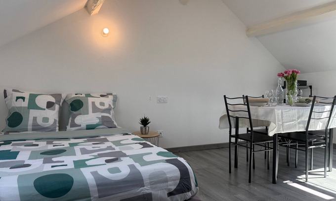 Savignac-les-Eglises Apartment | Cozy renovated studio near Périgueux with Wifi and pets allowed
