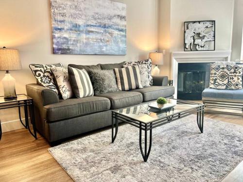 Westwood Apartment | Cozy Resort-Style Experience - Garden View