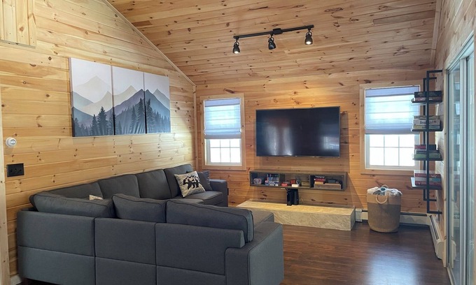 Freedom House | Cozy Retreat near Ossipee Lake, sleeps 8, pet friendly!