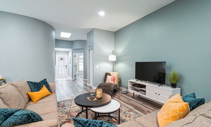 Country Oaks House | Cozy Retro Chic Sarasota Home