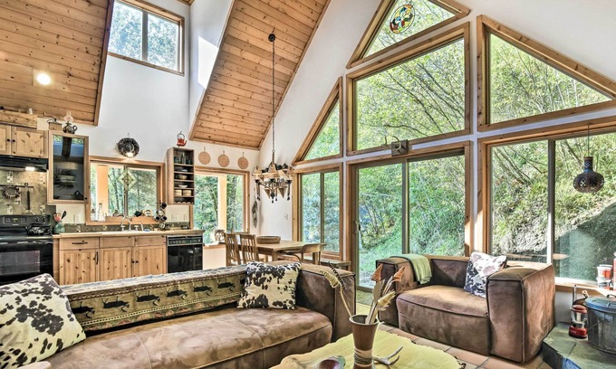 Mount Hood Village Cottage | Cozy Rhododendron Cabin: Hike & Ski Nearby!