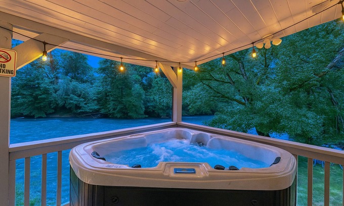 Walland Cabin | Cozy riverside cabin, hottub, fire-pit, fishing, tubing, relaxing