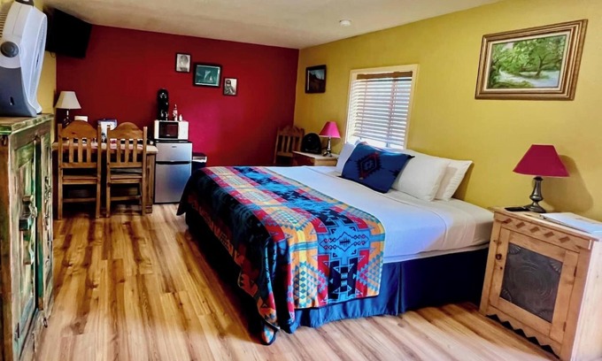 San Lorenzo Hotel | Cozy Room at Lake Roberts