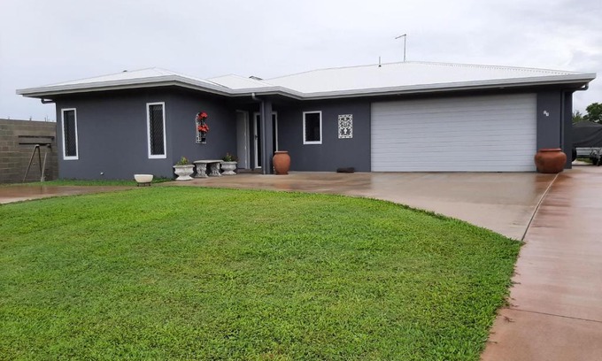 Atherton House | Cozy Room with Separate Entrance and Ensuit Bathroom