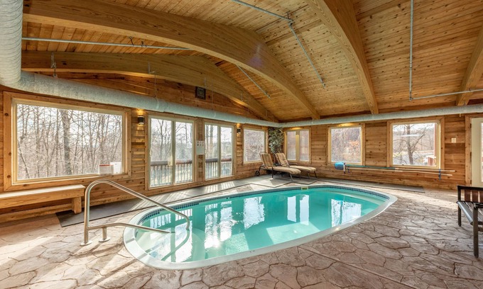 McHenry House | Cozy Rooms, Indoor Pool, Lake Perks & Hot Tub