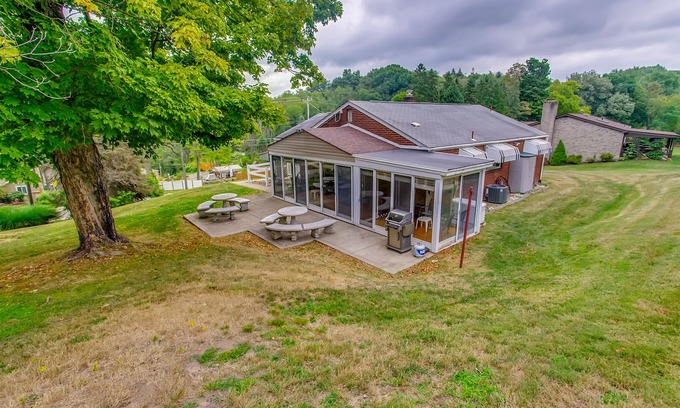 Plum House | Cozy Rural Country Retreat side Home Close to Pittsburgh!