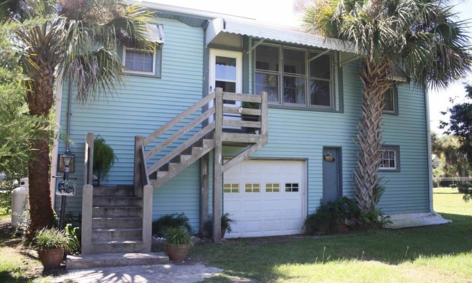 Sullivan's Island House | Cozy, rustic home on Sullivan's Island near beach; great screen porch!