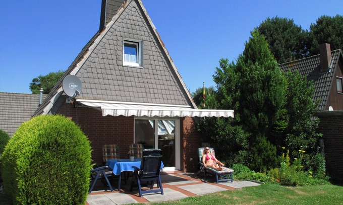 Harlesiel House | Cozy rustic Nurdachhaus Am Yachthafen, particularly suitable for dogs.