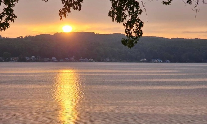 Richfield Springs House | Cozy RV with 2 bedrooms and WiFi, AC in Pleasant Richfield Springs on the lake.