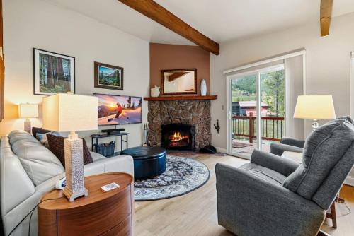Vail House | Cozy Secluded Riverfront Cabin Fireplace Parking