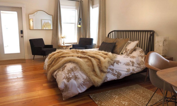 Shawnigan Lake Villa | Cozy Shawnigan Lake Carriage House