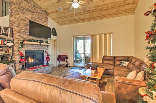 Torreon House | Cozy Show Low Cabin with Golfing and Paved Hiking!