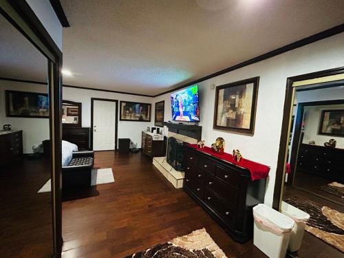 Compton House | Cozy & Spacious 3BR Rustic Stay Minutes from LAX