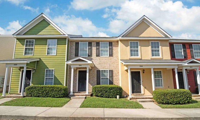 Martinez House | Cozy & Spacious Townhouse in a Gated Community