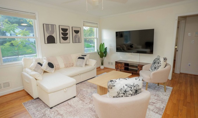 Wheaton-Glenmont House | Cozy stay in Silver Spring- See the best of DC