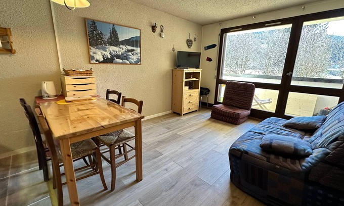 Correncon-en-Vercors Apartment | Cozy studio at the foot of slopes, south balcony, parking