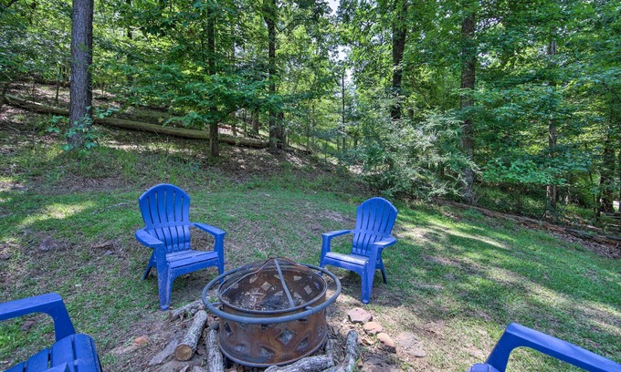 Avinger Apartment | Cozy Studio Cabin on Lake O’ the Pines w/Deck!