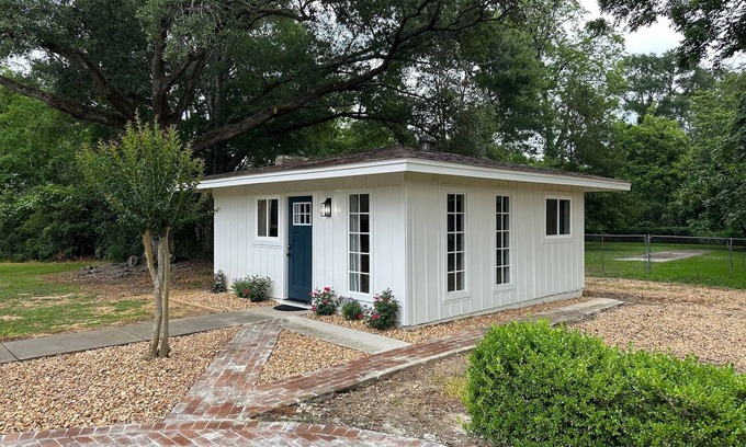 Summit Cottage | Cozy Studio Cottage in Summit - near hospital, shopping, restaurants and more