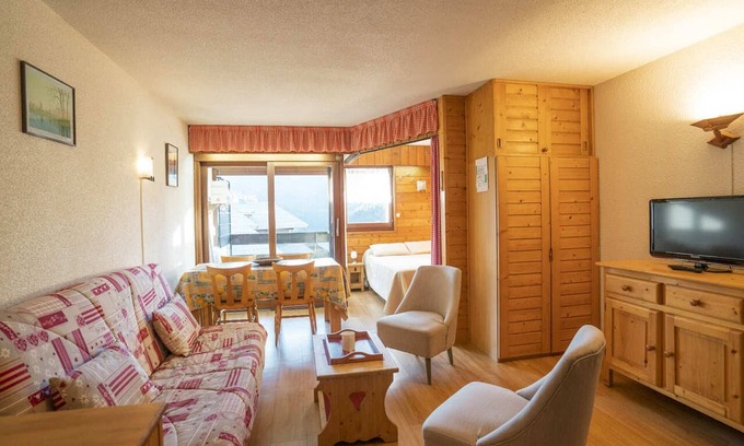 Pays d'Evian Vallee d'Abondance Apartment | Cozy Studio for 4 with Balcony, Mountain Views and Parking in Châtel