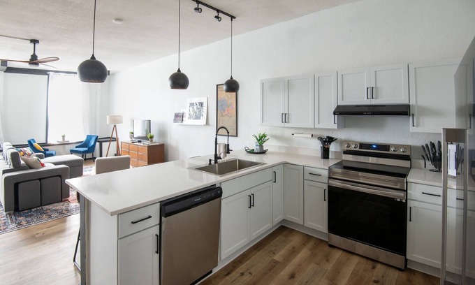 Warrensburg Apartment | Cozy studio in enchanting downtown Warrensburg with full kitchen, AC, WiFi