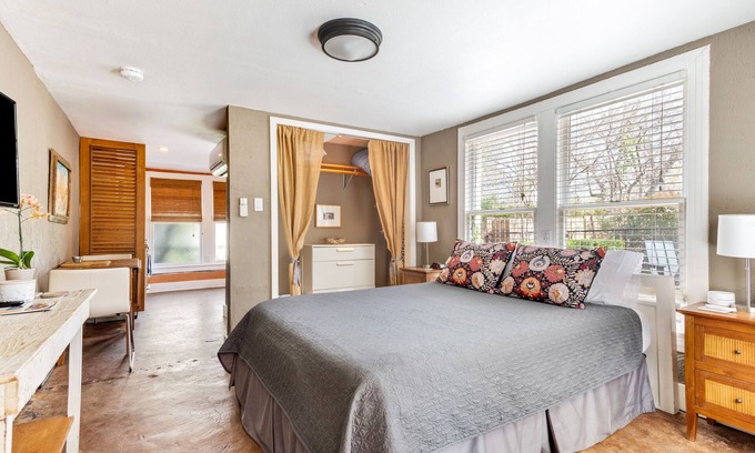 Zilker House | Cozy Studio Minutes From Barton springs and Downtown