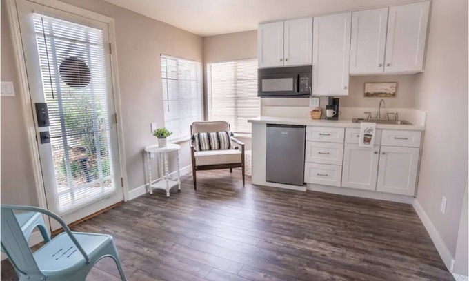 Camarillo Apartment | π€ Cozy Studio w/Kitchenette & Walk-in Shower