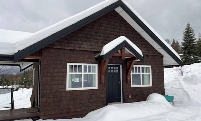 East Kootenay Apartment | Cozy Studio with Mountain Views Available Month to Month-Pet Friendly!