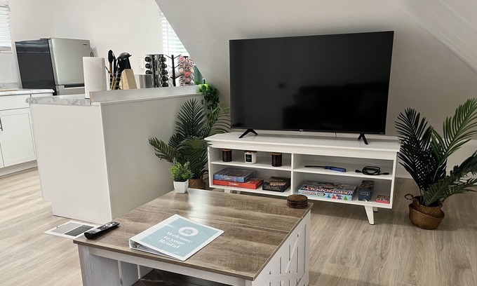 Utica House | 🌅 Cozy Sunset 1BR 🌟