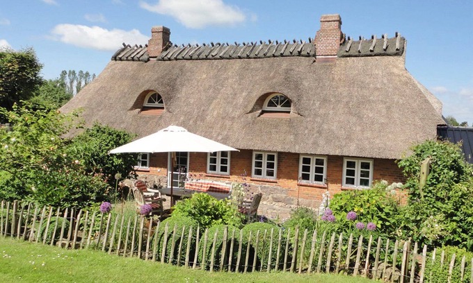 Nubelfeld House | Cozy thatched-roof house "Steernkiekers Hus" with lovingly landscaped garden in the idyllic countryside of Steinbergkirche, only 4 km from the Baltic Sea