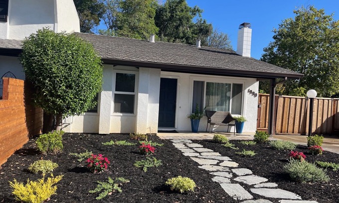 Livermore House | Cozy townhome with backyard retreat! Minutes to wineries and downtown.