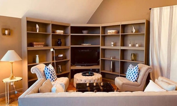 Crestwood South Cabin | Cozy treehouse cabin with airstrip & downtown view