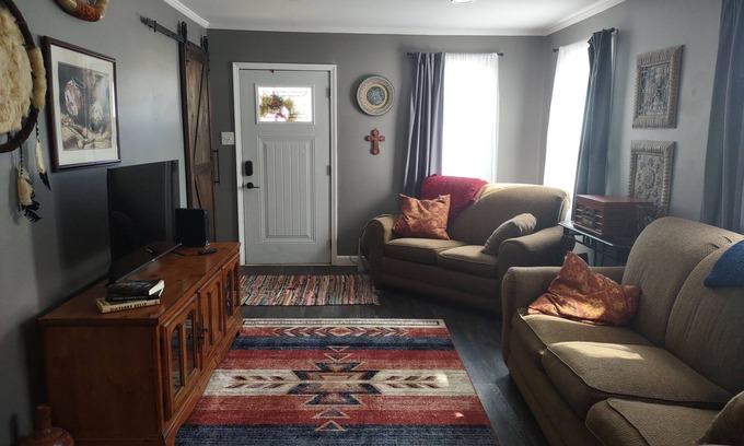 Wilmington Cottage | Cozy two bedroom home by historic Rt. 66, pet friendy too!