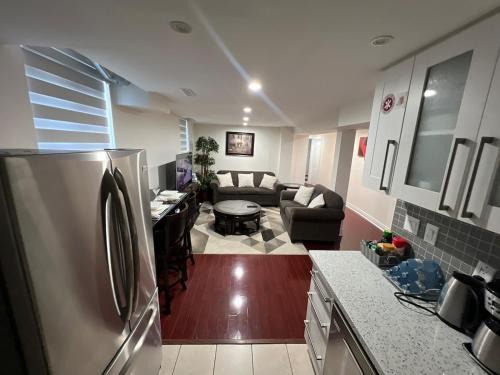 Meadowvale Village Apartment | Cozy Two-Bedroom Luxury Suite near Toronto Airport
