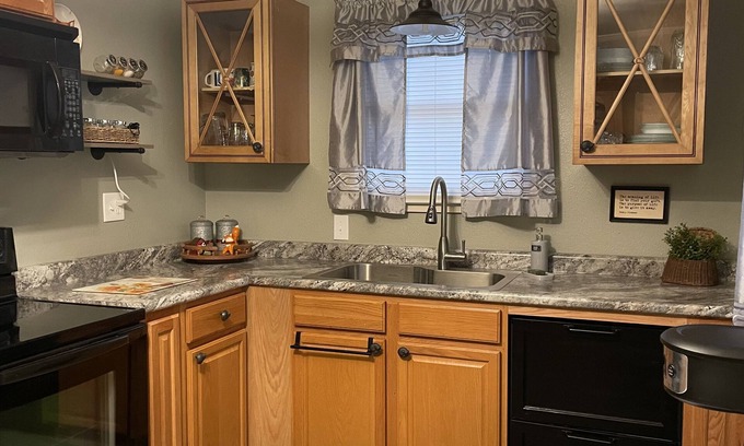 Cunningham House | Cozy up at Foxtrot Inn! nImmaculate! Outdoor Grain Bin BBQ area! Dog friendly!