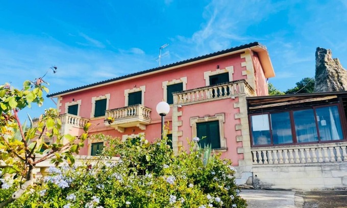 Nicosia Villa | Cozy villa nestled in the green Sicilian countryside