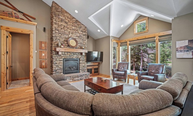 Sunriver House | Cozy Village Home with Hot Tub, A/C & Ping Pong