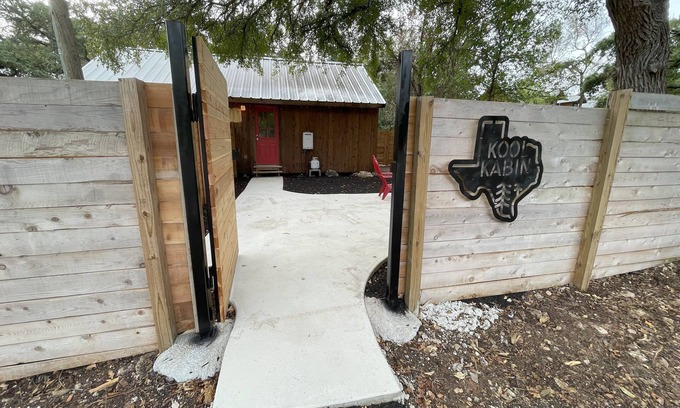 Austin Cabin | Cozy, west Austin cabin near Lake Austin, & within 15 miles of downtown